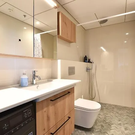 Amazing High-rise 1br With 11th Floor Views * タリン