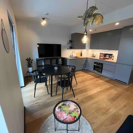 Апартаменти Amazing High-rise 1br With 11th Floor Views